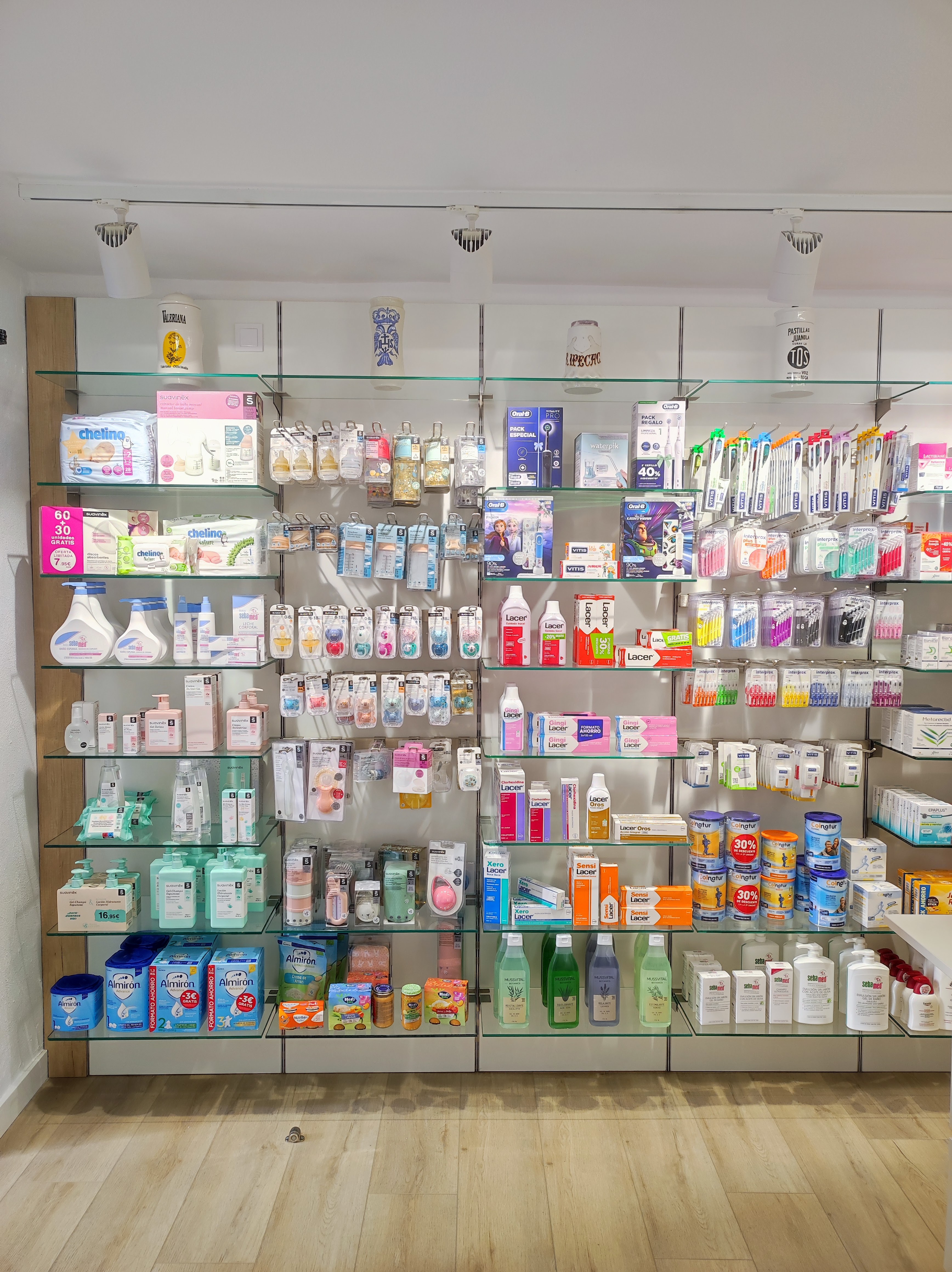 Exposición interior Farmacia Ricardo Revilla